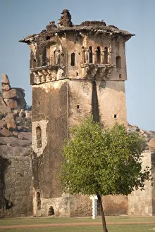 Category Historic EN Prints: Decorated bastion on the fore corner at lotus mahal