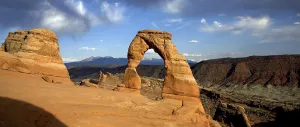 The Delicate Arch in Arches National Park in Utah in front of the La Sal Mountains