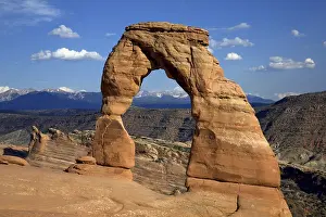 The Delicate Arch in Arches National Park in Utah in front of the La Sal Mountains