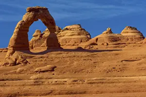 Delicate Arch rock formation in the Utah desert under a clear blue sky