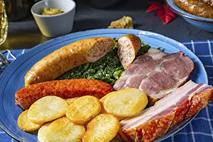 Delicious Oldenburg kale with Pinkelwurst sausage