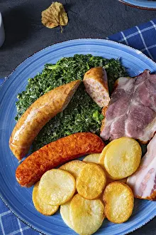 Delicious Oldenburg kale with Pinkelwurst sausage