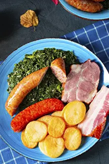 Delicious Oldenburg kale with Pinkelwurst sausage