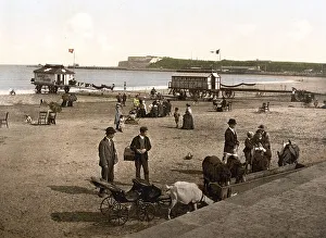 Der Strand im Hafen von Weymouth mit Nothe Fort in der Ferne