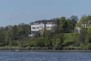 A detached building on the Elbchaussee in Hamburg Nienstedten with generous glass fronts