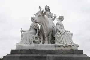 Detail, figures on the monument