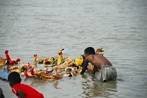Category Historic EN Prints: Devotees immersing Durga model in river