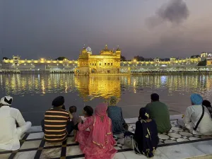 Category Historic EN Prints: Devotees or pilgrims in front of the Harmandir Sahib or Hari Mandir (temple of God)