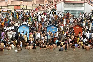 Devotees on riverbank ghats of river ganga ganges taking holy dip at Har ki Pouri in Haridwar