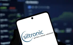 Category Historic EN Prints: Dhaka, Bangladesh- Siltronic AG logo is displayed on smartphone