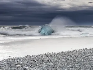Diamond Beach, iceberg in the surf