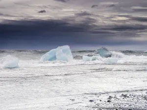 Diamond Beach, icebergs in the surf