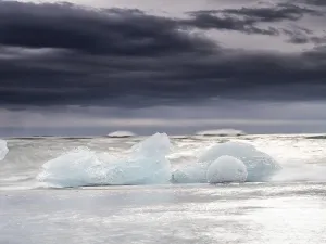 Diamond Beach, icebergs in the surf