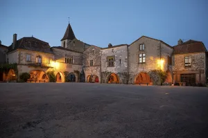 Die blaue Stunde an der Place des Cornieres mit Beleuchtung