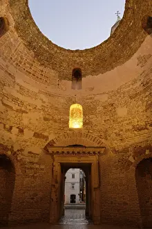 Diocletian's Palace, Vestibule