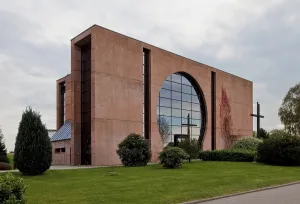 Disc-shaped portal facade