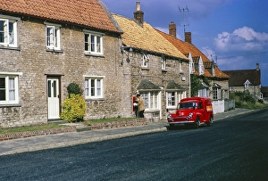 Dorfhaeuser in der High Street, Swinstead, Lincolnshire, England, UK31. August 1970 roter Postwagen der Royal Mail Post Office