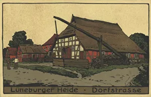 Dorfstrasse in der Lueneburger Heide mit Ziehbrunnen