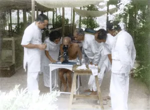 Dr Gajjar showing Mahatma Gandhi hookworm ova under microscope, Mumbai, India, Asia, May 1944, Asia