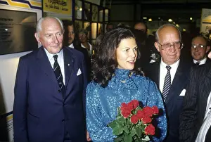 Drottning Silvia pa frimarksutstallningen Stockholmia 86 Har tillsammans med Ingemund Bengtsson (th)