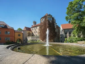 DroyBig Castle with fountain