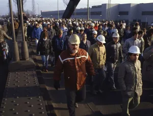 Du-Rheinhausen. Steelworkers of the Krupp steelworks fight for their jobs in 1987 and occupied the Rhine bridge