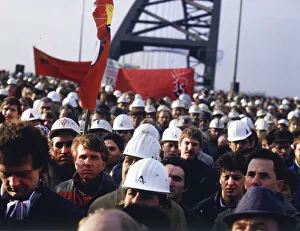 Du-Rheinhausen. Steelworkers of the Krupp steelworks fight for their jobs in 1987 and occupied the Rhine bridge