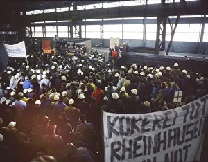 Du-Rheinhausen. Steelworkers of the Krupp steelworks fight for their jobs in 1987 and occupied the Rhine bridge