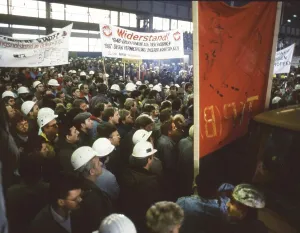 Du-Rheinhausen. Steelworkers of the Krupp steelworks fight for their jobs in 1987 and occupied the Rhine bridge