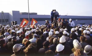 Du-Rheinhausen. Steelworkers of the Krupp steelworks fight for their jobs in 1987 and occupied the Rhine bridge
