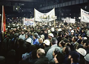 Du-Rheinhausen. Steelworkers of the Krupp steelworks fight for their jobs in 1987 and occupied the Rhine bridge