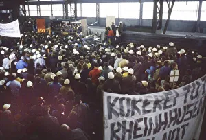 Du-Rheinhausen. Steelworkers of the Krupp steelworks fight for their jobs in 1987 and occupied the Rhine bridge