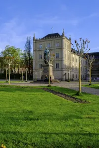 Ehrenburg Castle, Schlossplatz