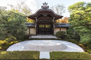 Eikando temple or Zenriji temple Chokushimon taken during autumn foliage season
