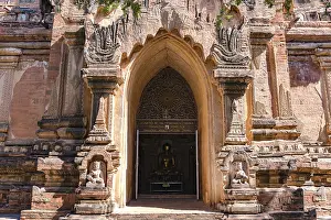 Eine Buddha-Statue in einem Tempel mit vielen Dekorationen in burmesischen Bagan