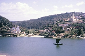 Eine Serie von Bildern ueber die Portweinherstellung in Portugal um 1960 - traditionelles Segelboot Rabelo bei der Vorbeifahrt an einem Dorf auf dem Douro, Ort nicht bekannt