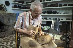 El Molino pottery in Mazo, making copies of old Guanche pottery