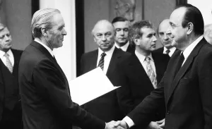 Election, swearing-in and presentation of the Schmidt Cabinet on 05