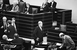 Election, swearing-in and presentation of the Schmidt Cabinet on 05
