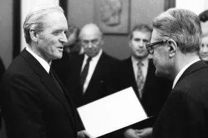 Election, swearing-in and presentation of the Schmidt Cabinet on 05