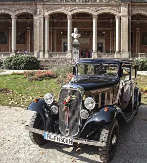 Elegant, decorated classic car in front of Trinkhalle