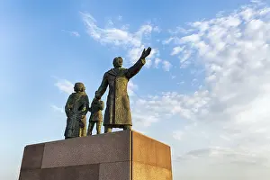 Emigrants Monument, Sculpture of an emigrant family made of bronze