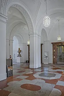 Entrance area with vaulted ceiling and stucco