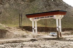 Category Historic EN Prints: Entrance of devastated saboo village due to flashflood