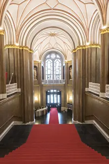 Entrance hall of the Rotes Rathaus with red carpet on the stairs