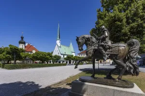 Equestrian statue, Field Marshal Tilly Monument on Kapellplatz with Chapel of Mercy