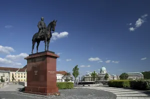 Equestrian statue of Goergey Artur