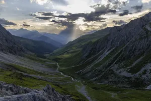 Evening mood in the mountains, view of Sapuen from the Strela Pass
