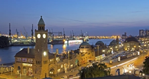 Evening mood at the St. Pauli Landing Bridges
