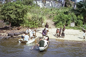 Expatriates in pirogue and boat on arrival at Bunce Island, Sierra Leone, West Africa 1963, Africa